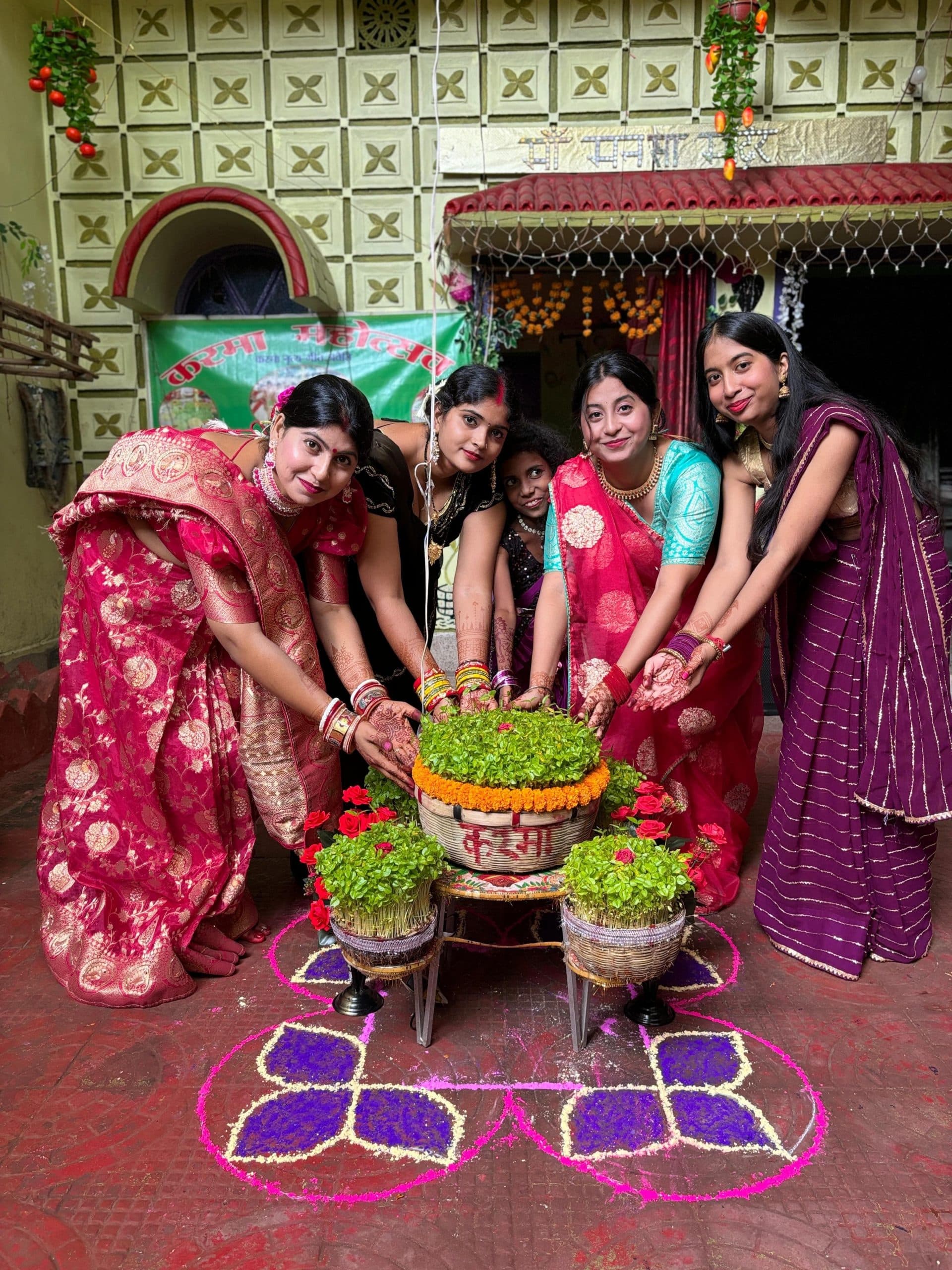 DHANBAD NEWS : धनबाद में बहनों ने निर्जल उपवास कर करम गोसाई से मांगी भाईयों की लंबी आयु