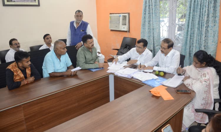 DHANBAD NEWS : कांग्रेस स्क्रीनिंग कमेटी ने बोकारो, गिरिडीह व जामताड़ा के विधानसभा क्षेत्रों के दावेदारों से की रायशुमारी