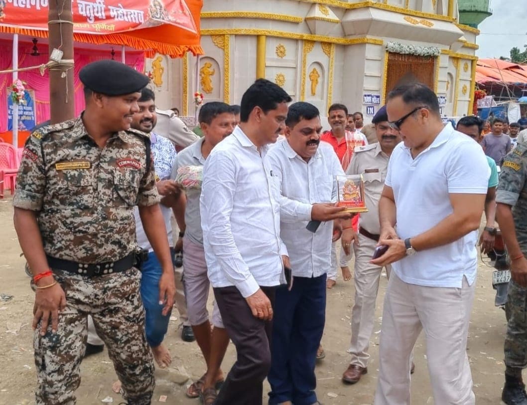 गुलाबबाग महागणपति महोत्सव में पहंंचे आइजी शिवदीप लांडे