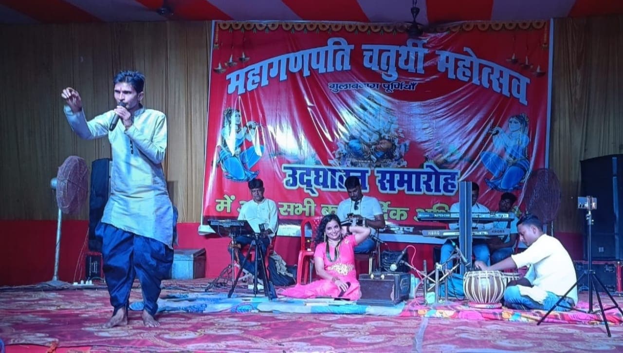 गुलाबबाग में गणपति पूजा के मंच पर सजी संगीत की महफिल