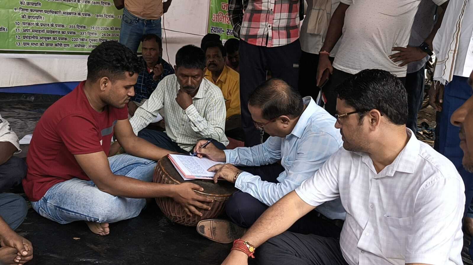 सीओ के आश्वासन के बाद लोहरा आदिवासी समाज का धरना संपन्न