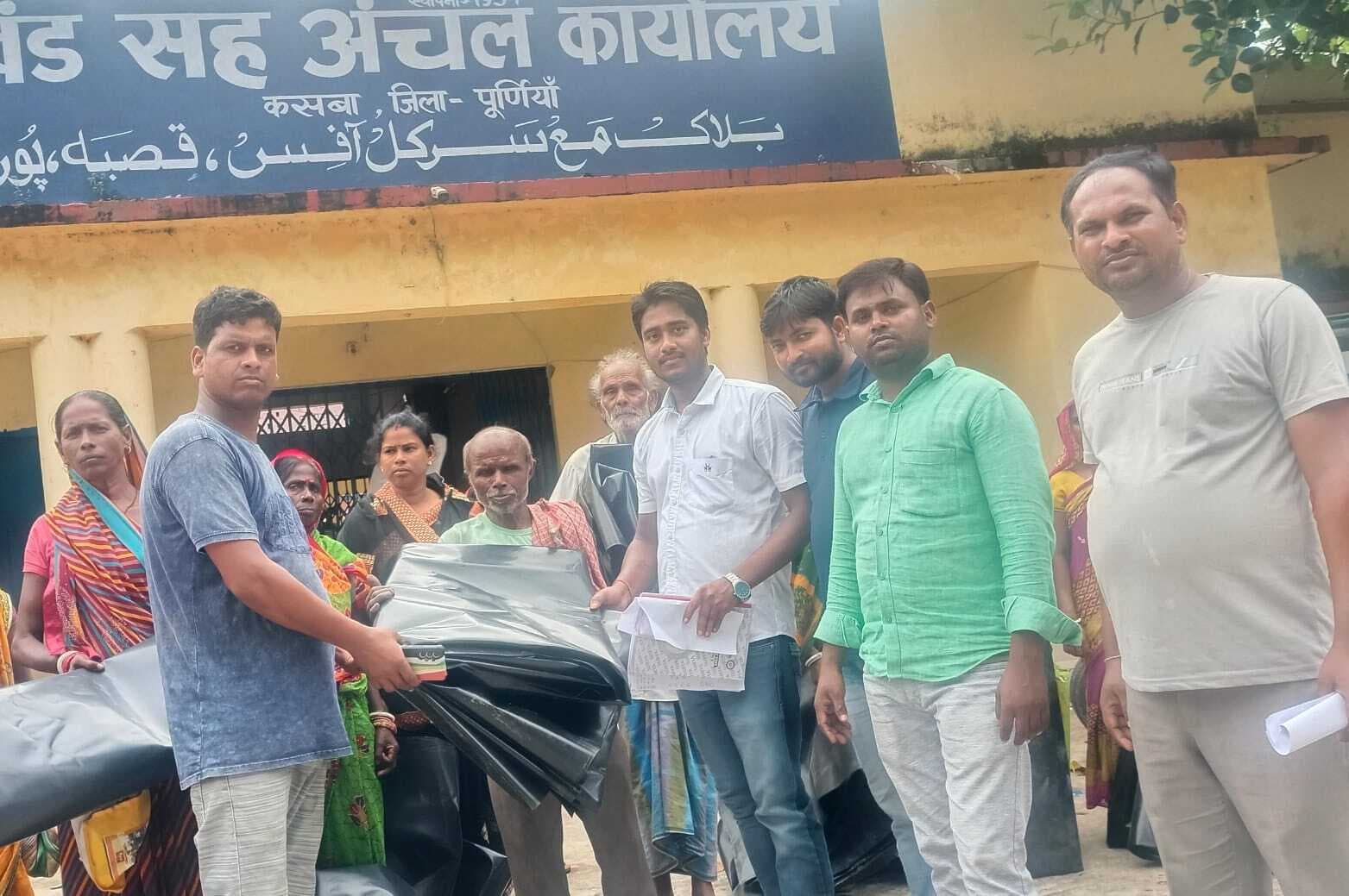 आंधी में बेघर हुए परिवारों को अंचल ने दिया प्लास्टिक