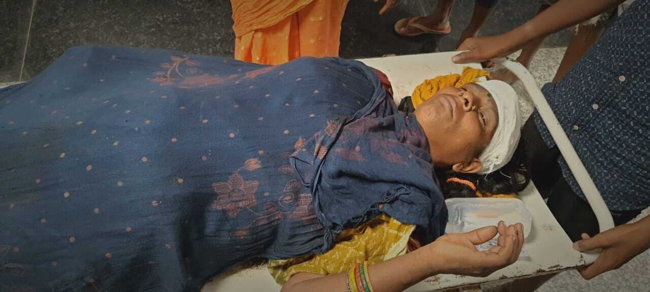 बकाया राशन मांगा तो डीलर ने दो लाभुक का फोड़ा सर