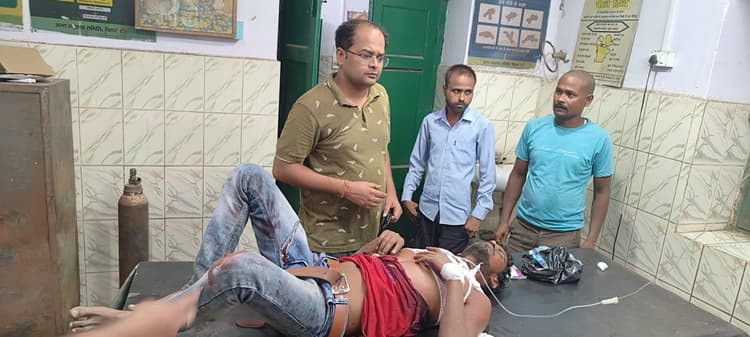 खड़े ट्रक में बाइक सवार ने मारी टक्कर, युवक गंभीर