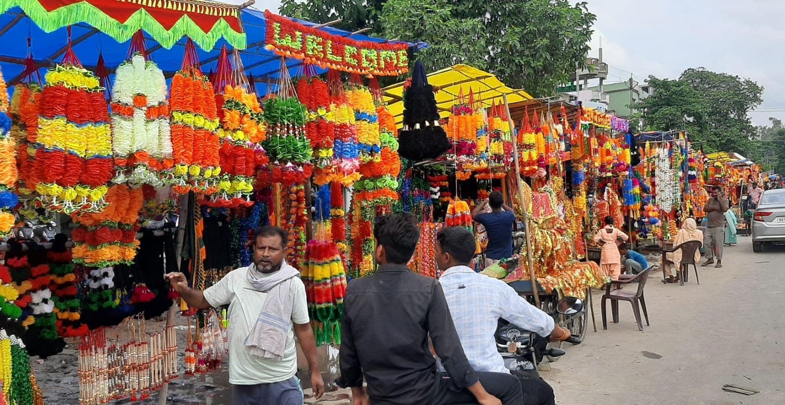 सजावट के सामानों से पटी हैं फोर्ड कंपनी चौराहे की मुख्य सडक