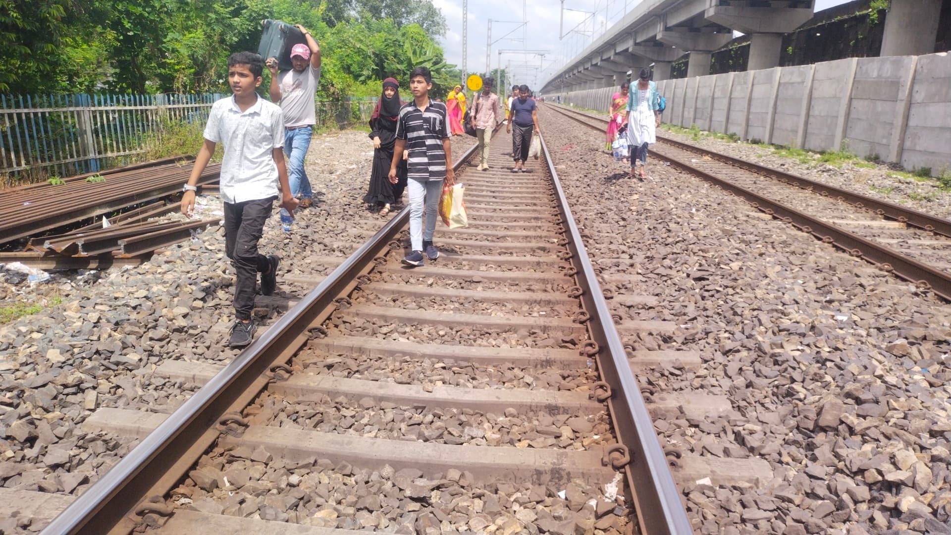 मालदा कोर्ट से सिलीगुड़ी जाने वाली डीएमयू ट्रेन इंजन में लगी आग, हादसा टला