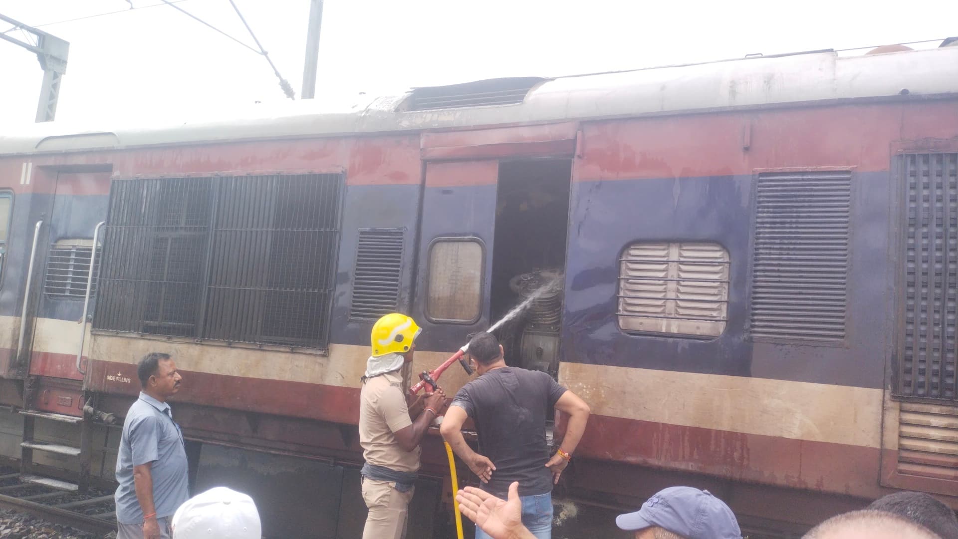 किशनगंज में डीएमयू ट्रेन के इंजन में लगी आग, यात्रियों में मची अफरातफरी