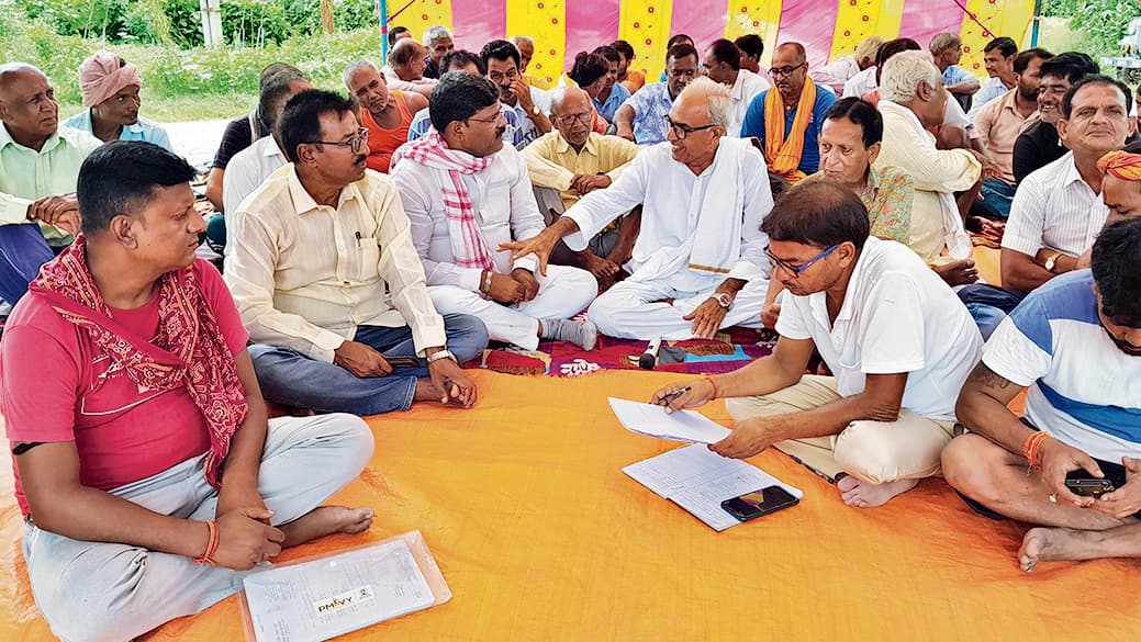 chhapra news : ट्रेनों के ठहराव को लेकर यात्री संघ ने पटेढ़ी स्टेशन पर दिया घरना