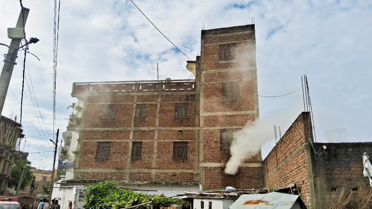 Gopalganj News : शॉर्ट सर्किट से माचिस के गोदाम में लगी आग, रेस्क्यू कर फंसे लोगों को बचाया गया