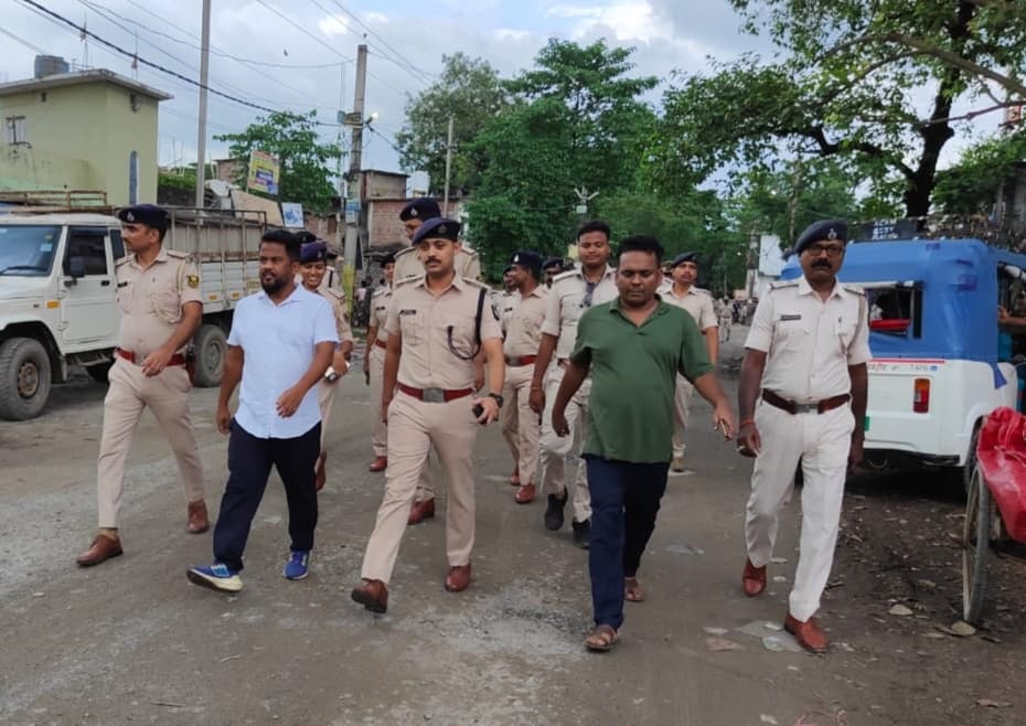 बहादुरगंज में सुरक्षा बलों ने निकाला फ्लैग मार्च