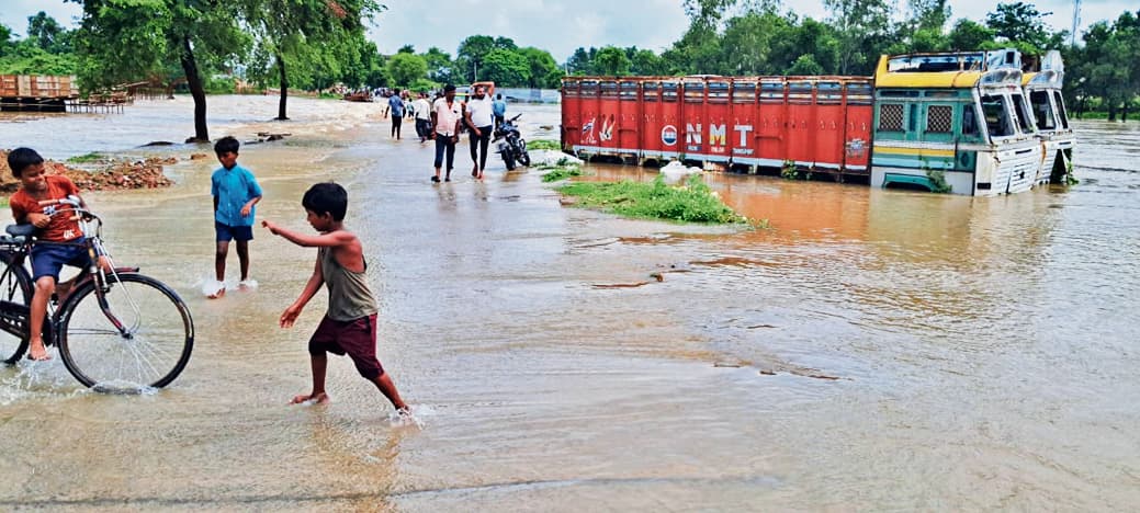 बारिश से नदियों में उफान, बतरे-बटाने का रौद्र रूप