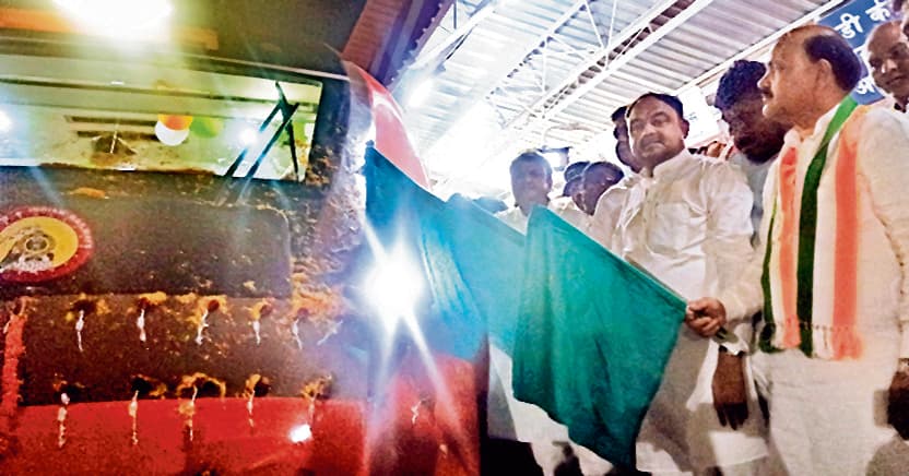 पुष्पवर्षा के साथ बैद्यनाथ धाम-वाराणसी वंदे भारत का हुआ स्वागत