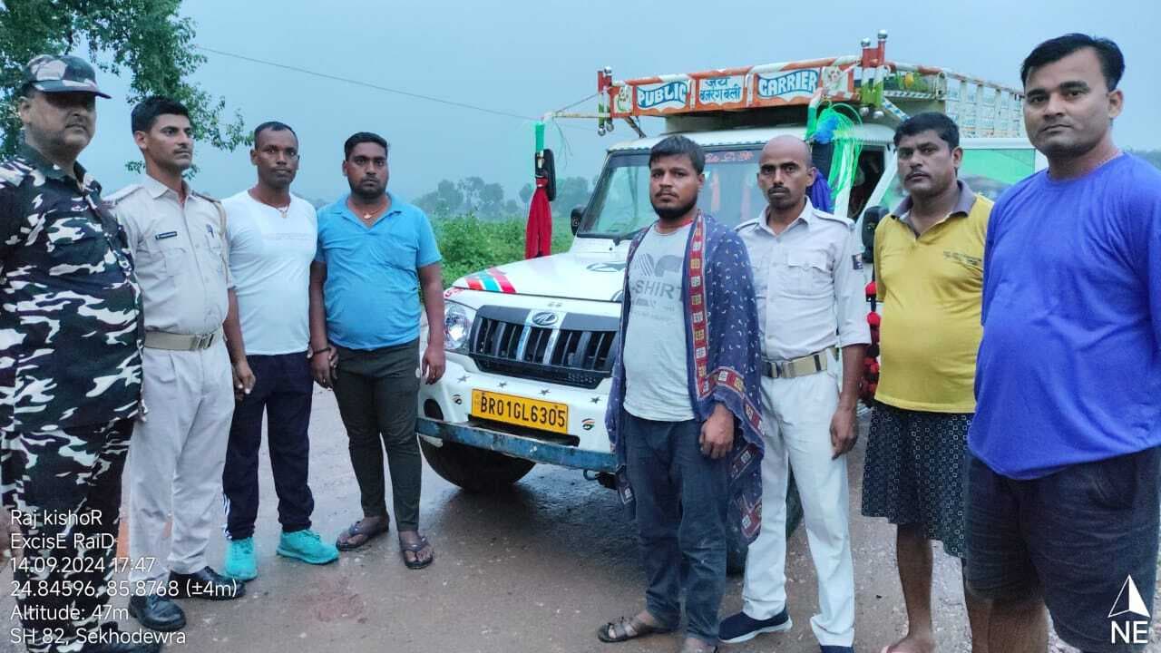 पिकअप वैन में बने तहखाने से शराब जब्त, तीन तस्कर गिरफ्तार