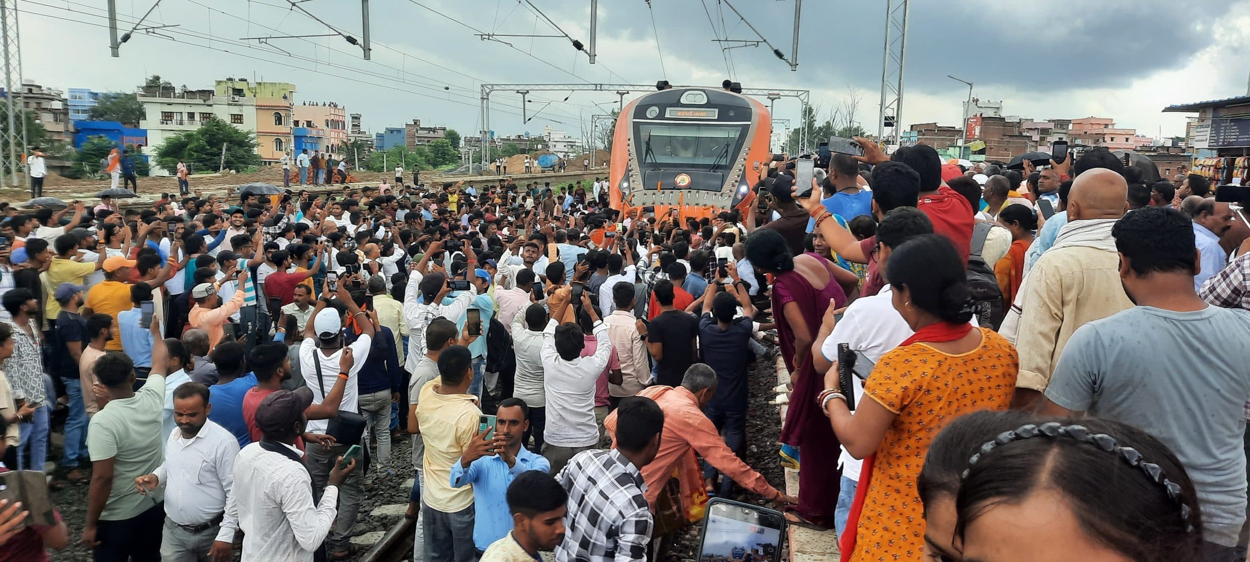 वंदे भारत एक्सप्रेस प्लेटफाॅर्म नंबर दो पर आ रही है..सुनते लोगों के खिले चेहरे