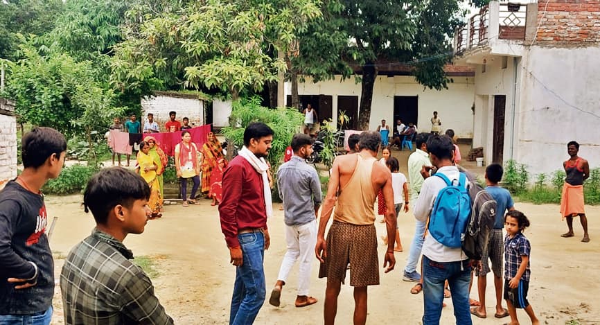 Gopalganj News : किशोरी का शव संदिग्ध स्थिति में फंदे से लटका मिला, हत्या या आत्महत्या, जांच में जुटी पुलिस