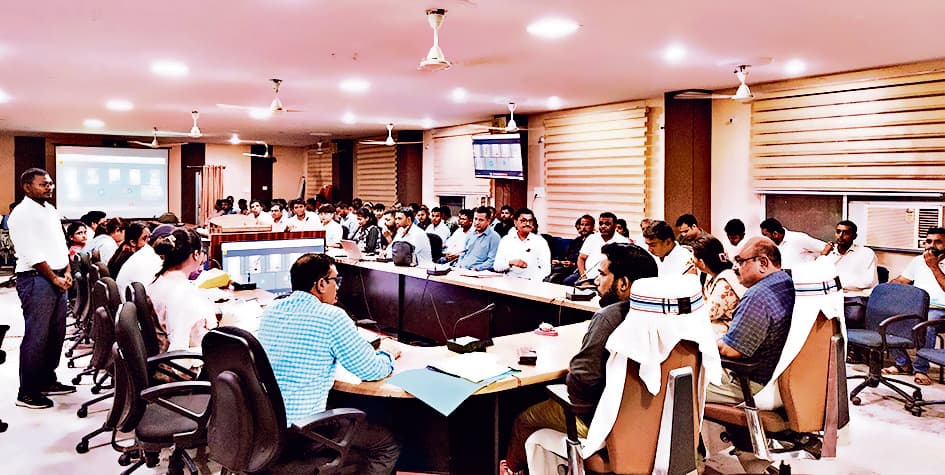 hajipur news. जिले में अब तक मात्र 44 पंचायत सरकार भवन का ही हो सका निर्माण