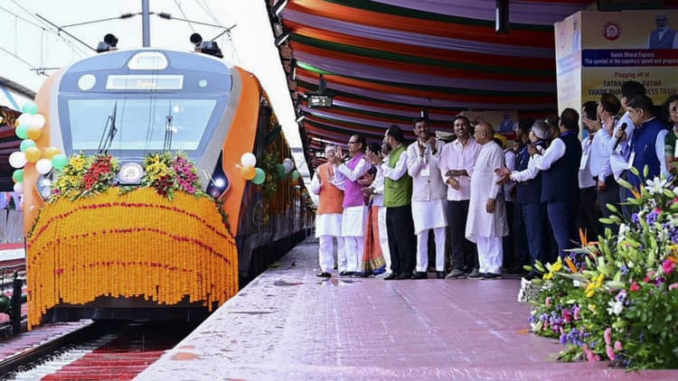 Jamshedpur News : रांची से ऑनलाइन पीएम मोदी ने छह वंदेभारत को दिखायी हरी झंडी, पढ़िये पीएम की सभा की मुख्य बातें