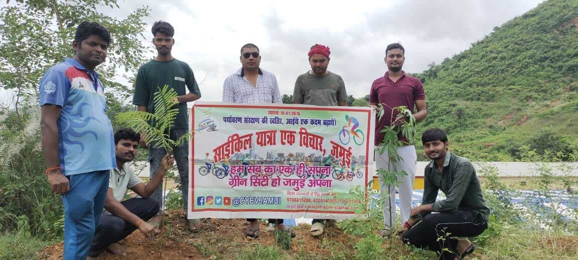 पर्यावरण प्रेमियों ने दिगंबर जैन मंदिर में किया पौधरोपण