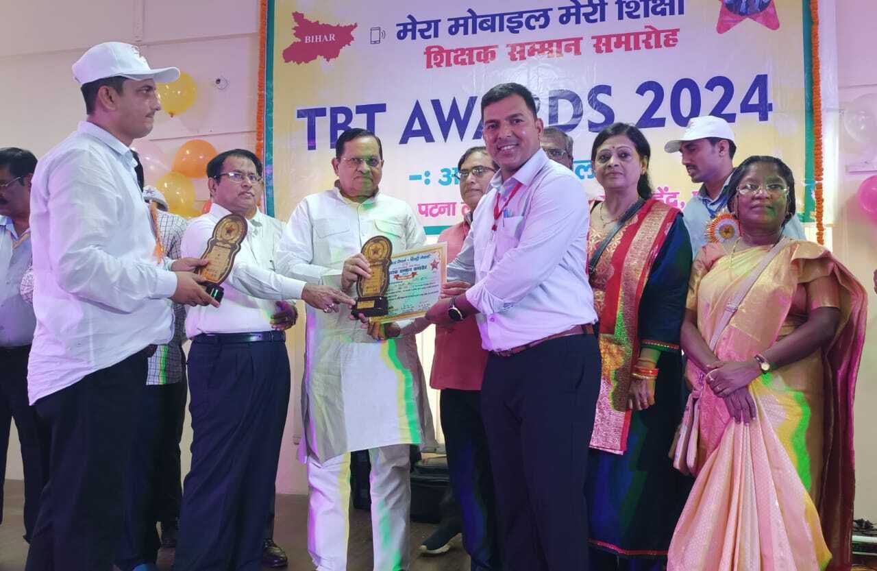 पटना में टीबीटी अवार्ड से सम्मानित हुए मवि कोनन के शिक्षक रंजीत कुमार