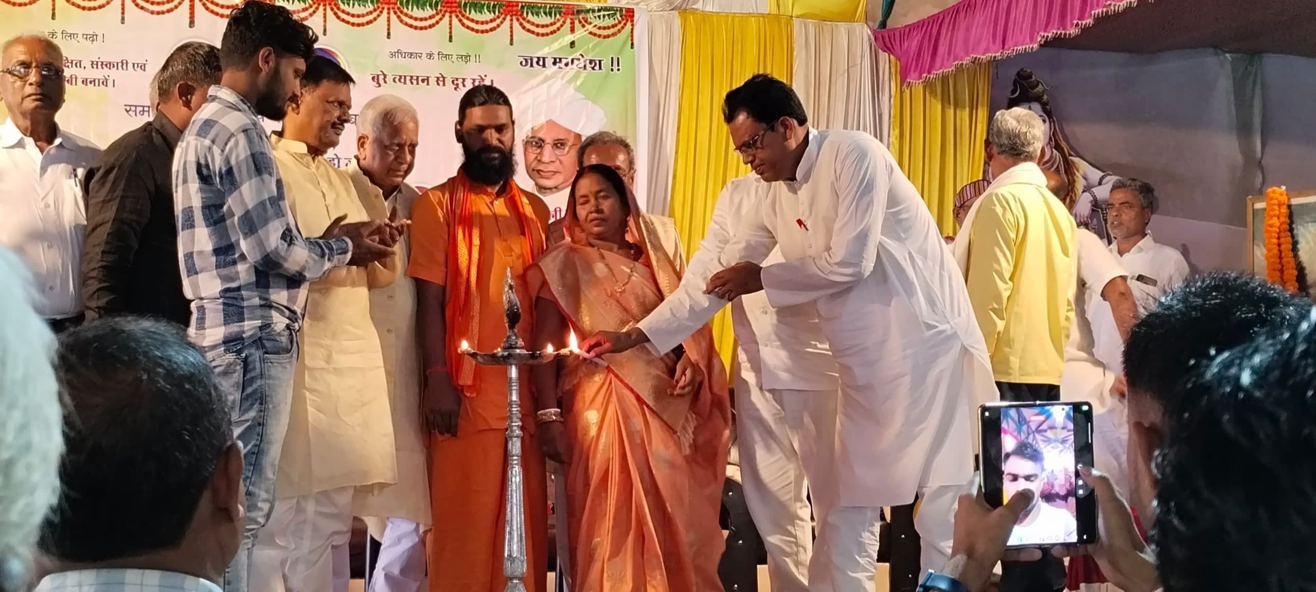 चंद्रवंशी महासभा ने समाज के लोगों व छात्र-छात्राओं को किया सम्मानित