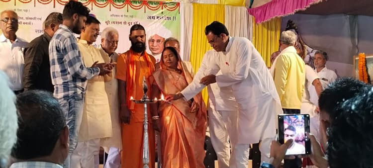 चंद्रवंशी महासभा ने समाज के लोगों व छात्र-छात्राओं को किया सम्मानित