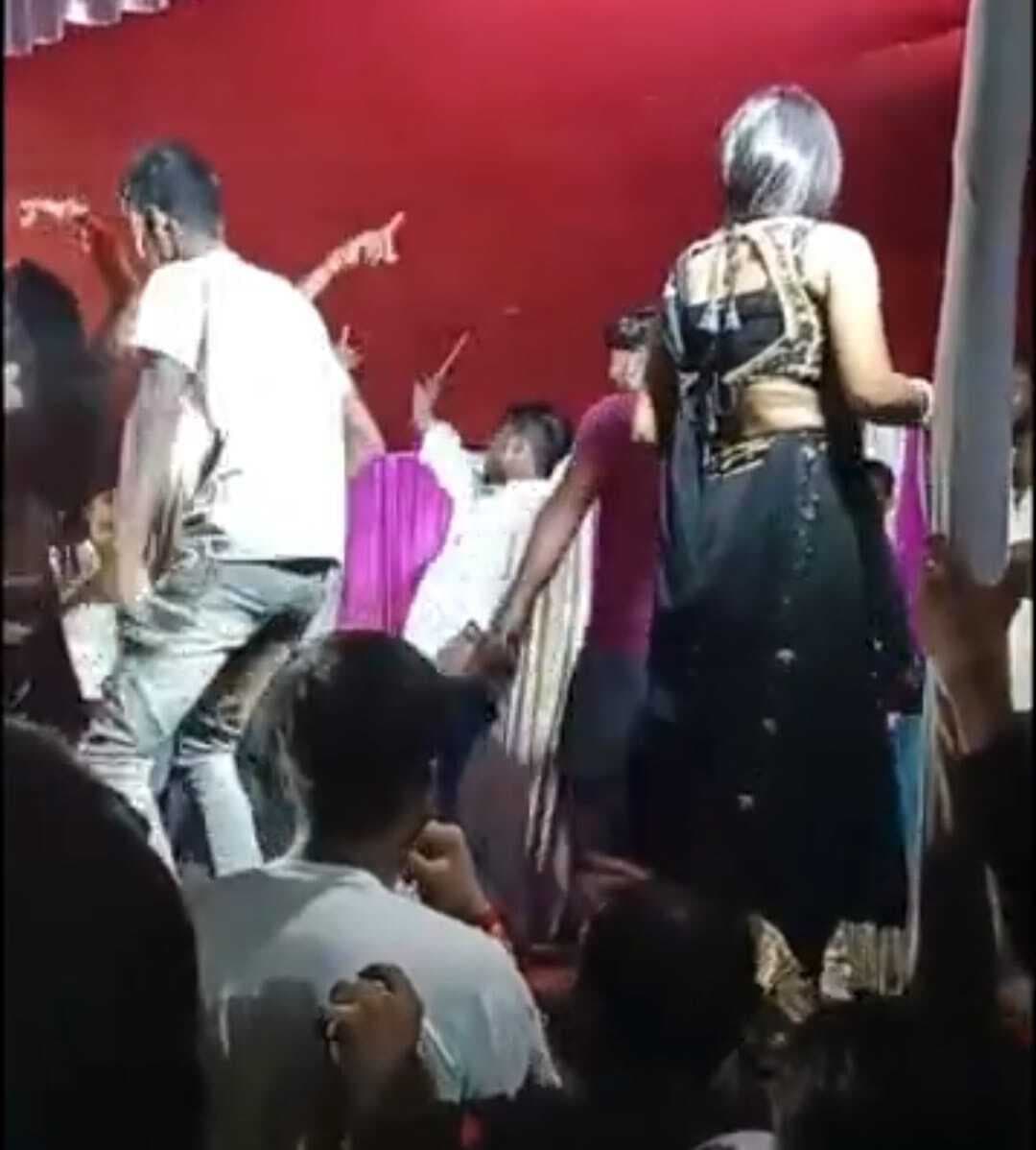 आर्केस्ट्रा में हथियार प्रदर्शन का वीडियो वायरल