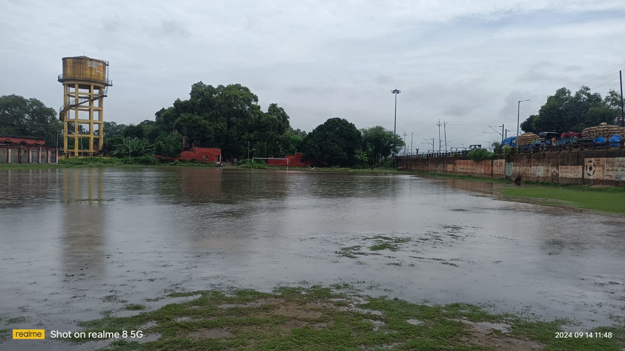 बारिश होते ही मानसी रेलवे मैदान पर जलजमाव, खिलाड़ी परेशान