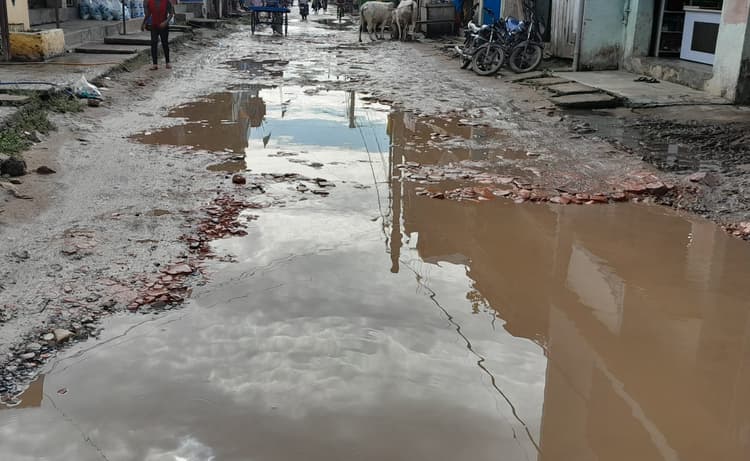 Madhubani News. सड़कों पर गड्ढे से पैदल चलना भी मुश्किल