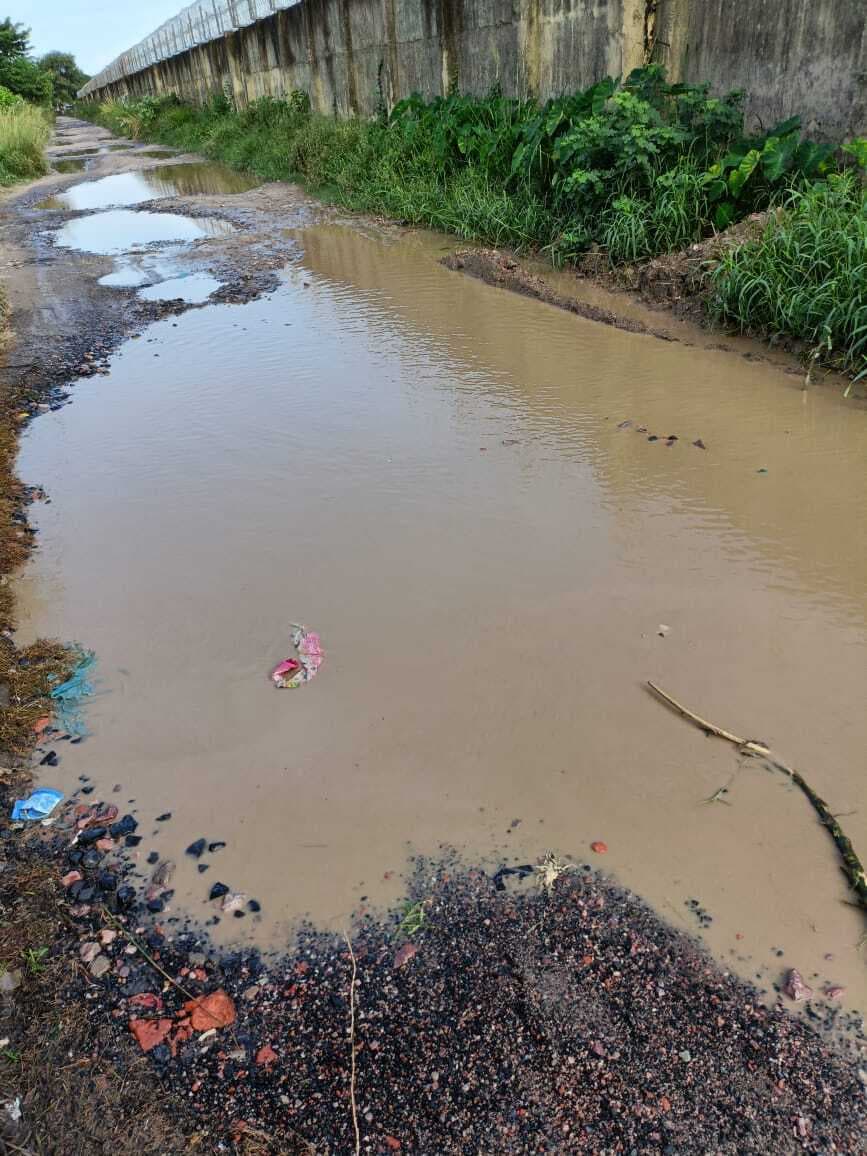 Darbhanga News: हवाई अड्डा जानेवाली सड़क का निर्माण छह साल बाद भी पूरा नहीं