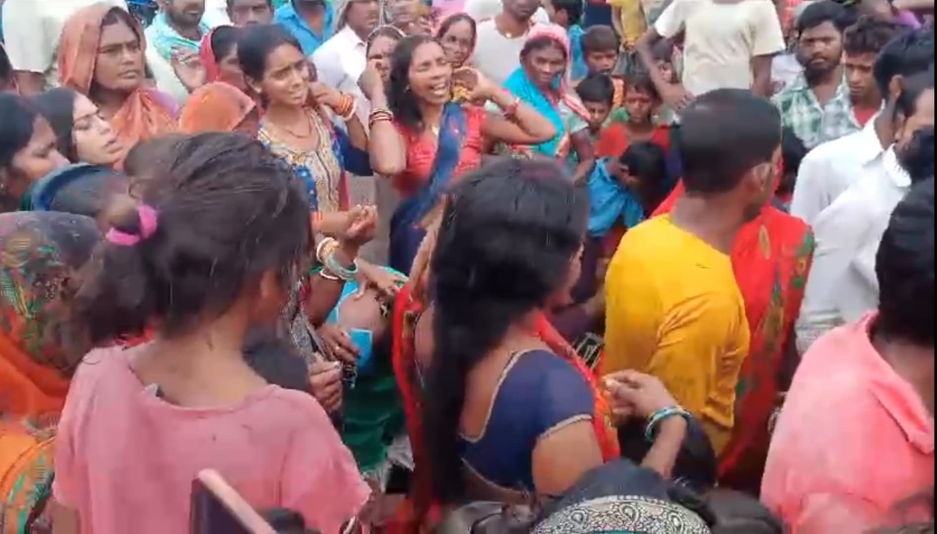 Dead body of young man found: रसलपुर गांव के झाड़ी में मिला युवक का शव, आक्रोशित लोगों ने किया सड़क जाम