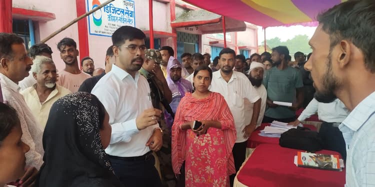 Giridih News: डीसी ने किया सरकार आपके द्वार कार्यक्रम का निरीक्षण, दिये निर्देश
