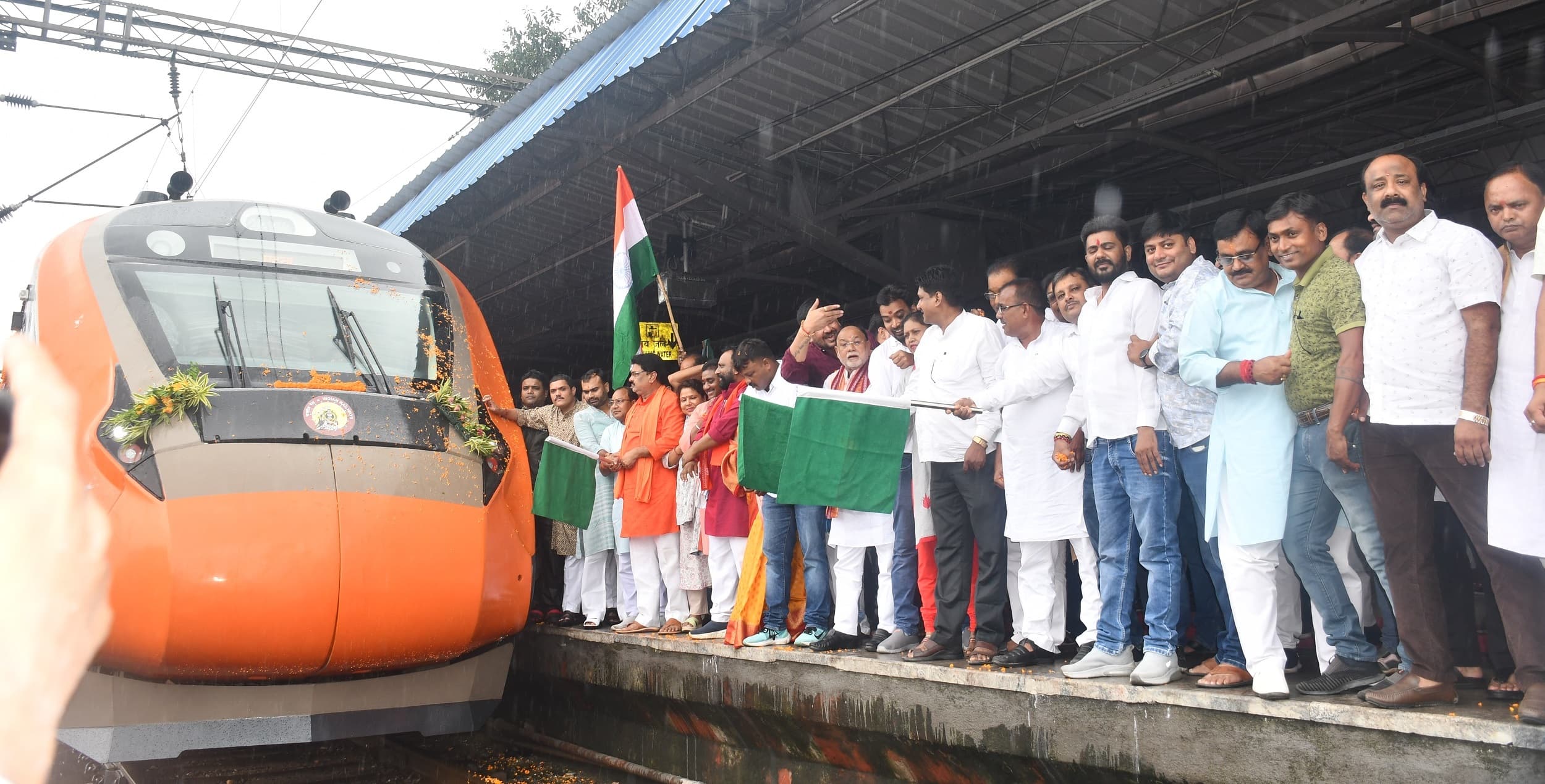 Bokaro News : टाटा-पटना वंदे भारत एक्सप्रेस का बोकारो स्टेशन पर हुआ भव्य स्वागत