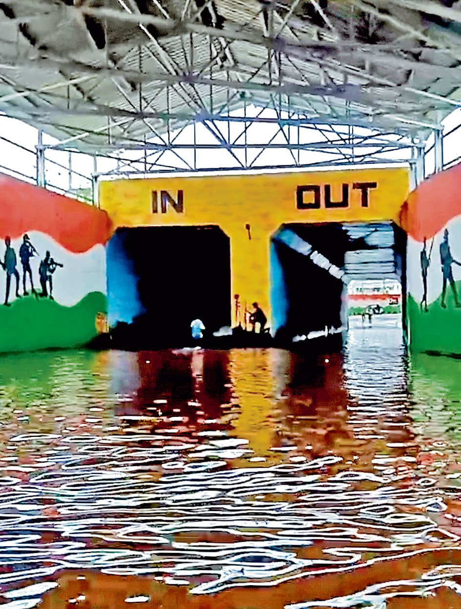 बारिश की चपेट में आने से सौ से अधिक कच्चे मकान टूटे