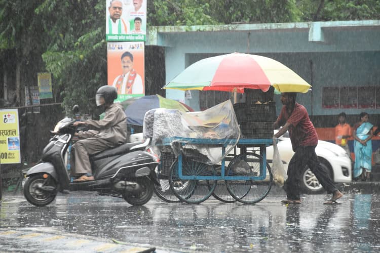 DHANBAD NEWS : पश्चिम बंगाल में बने डीप डिप्रेशन का असर, दिन भर तेज हवा के साथ होती रही बारिश