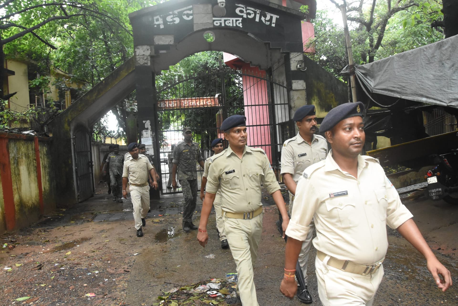DHANBAD NEWS : छापेमारी में धनबाद जेल से बरामद हुई खैनी-चुनौटी