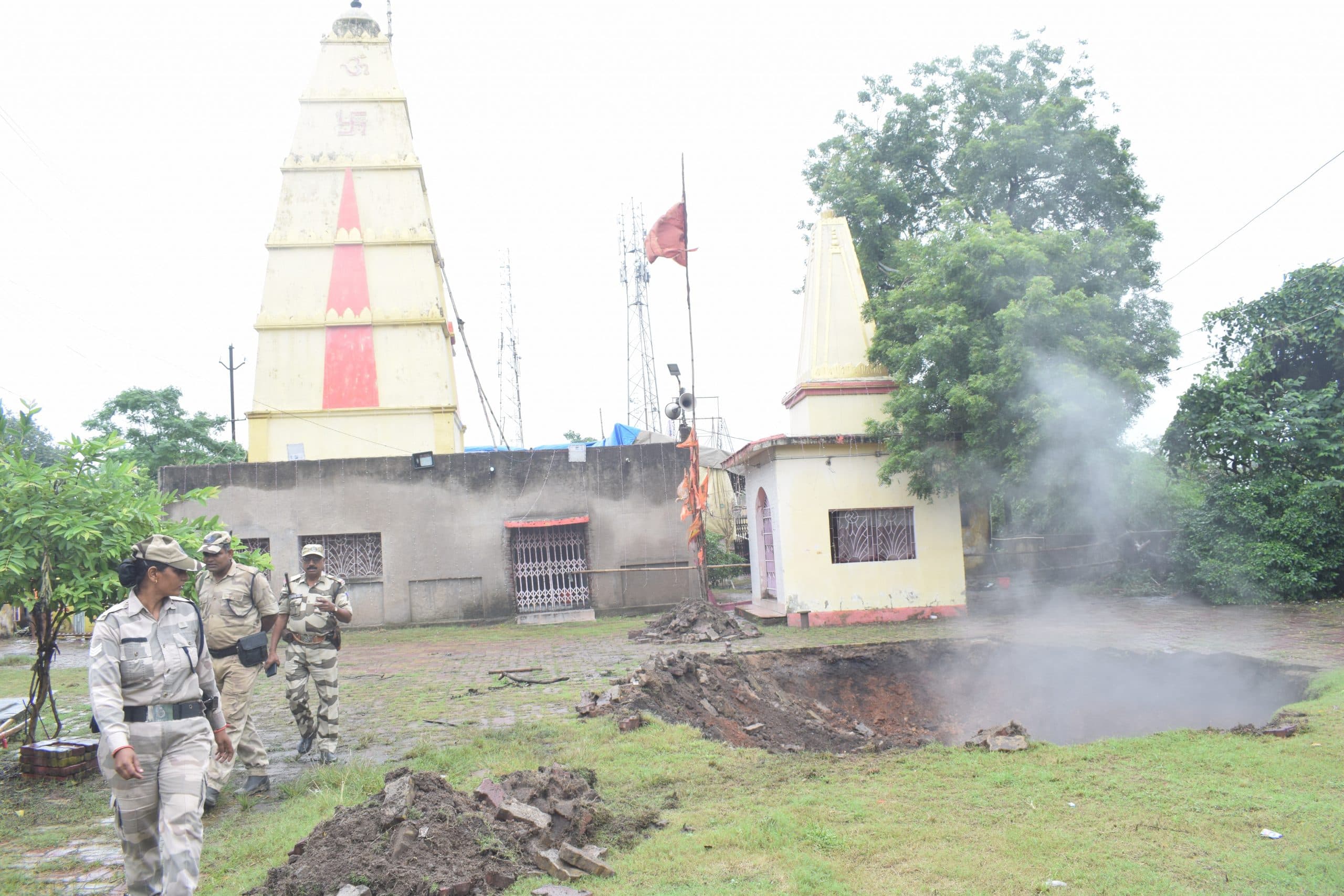 Dhanbad News: बस्ताकोला में नागेश्वर मंदिर परिसर में बना गोफ, कई सामान जमींदोज, बचे लोग