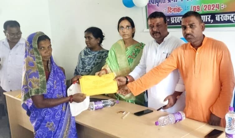विधायक ने किया स्वीकृति प्रमाण पत्र का वितरण