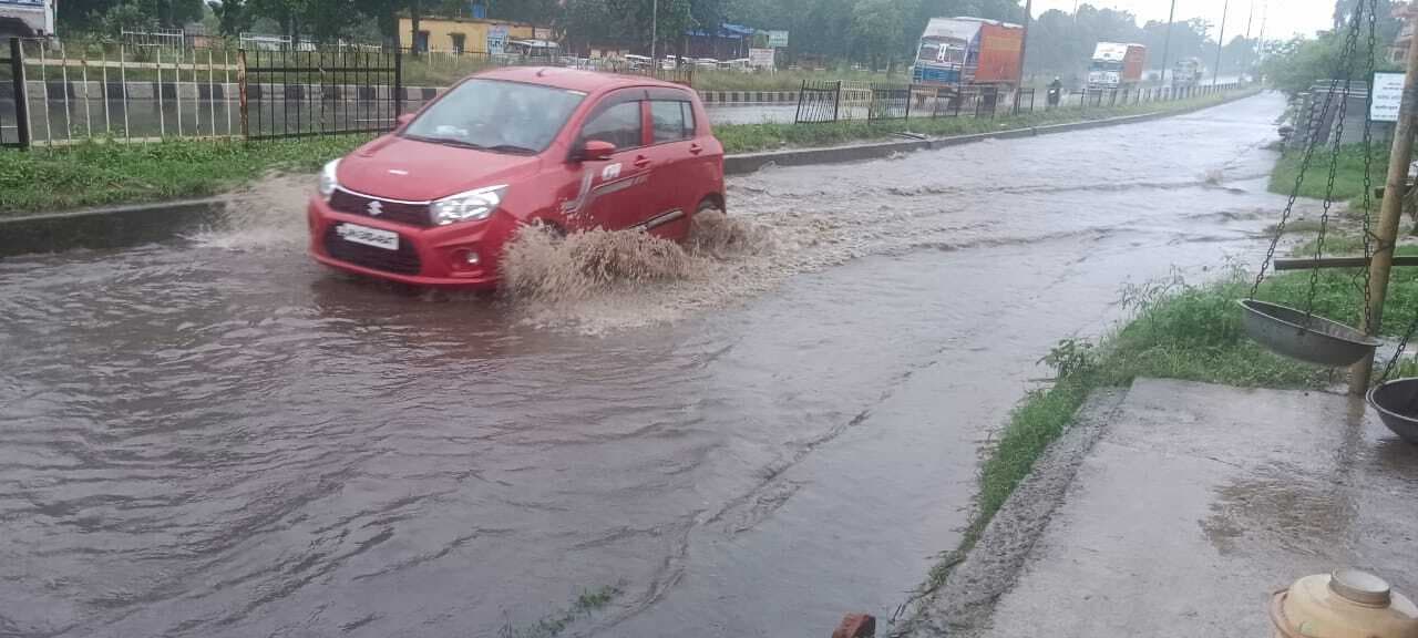 लगातार मूसलाधार बारिश से घरों में दुबके रहे लोग