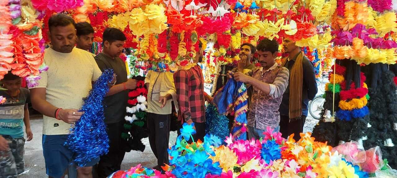 Lakhisarai News : विश्वकर्मा व अनंत पूजा आज, बाजार में बढ़ी भीड़