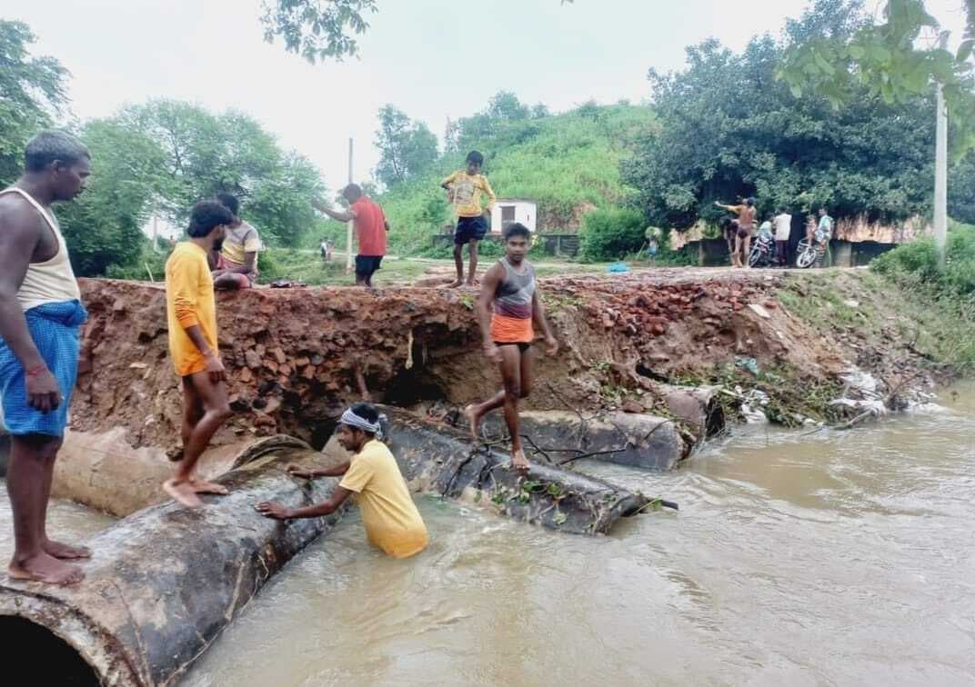 Lakhisarai News : भारी बारिश की वजह से तेज बहाव में टूटी पुलिया, आवागमन में परेशानी
