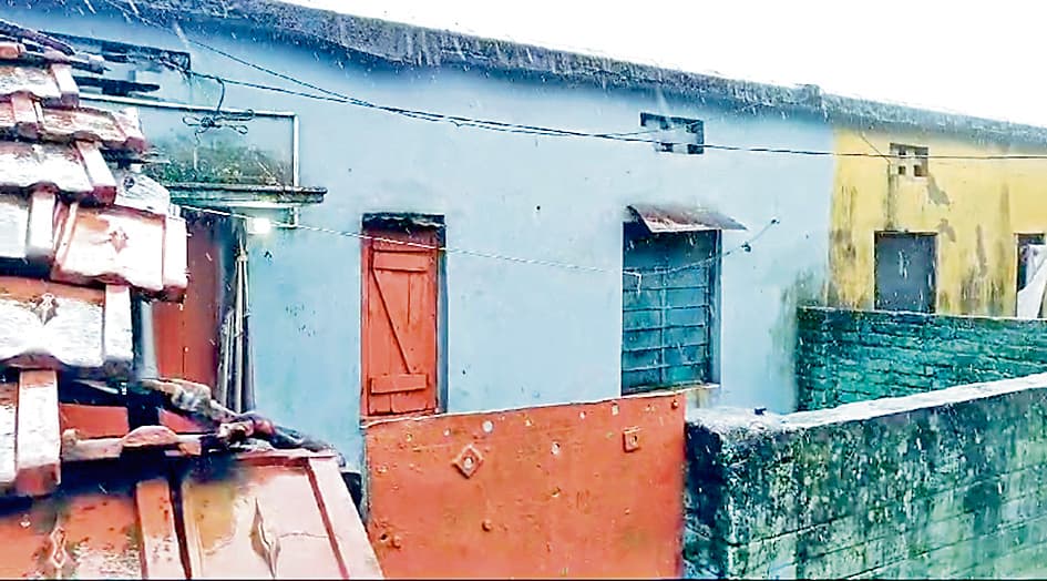 घर के भीतर से मिला खून से लथपथ महिला का शव, पति फरार