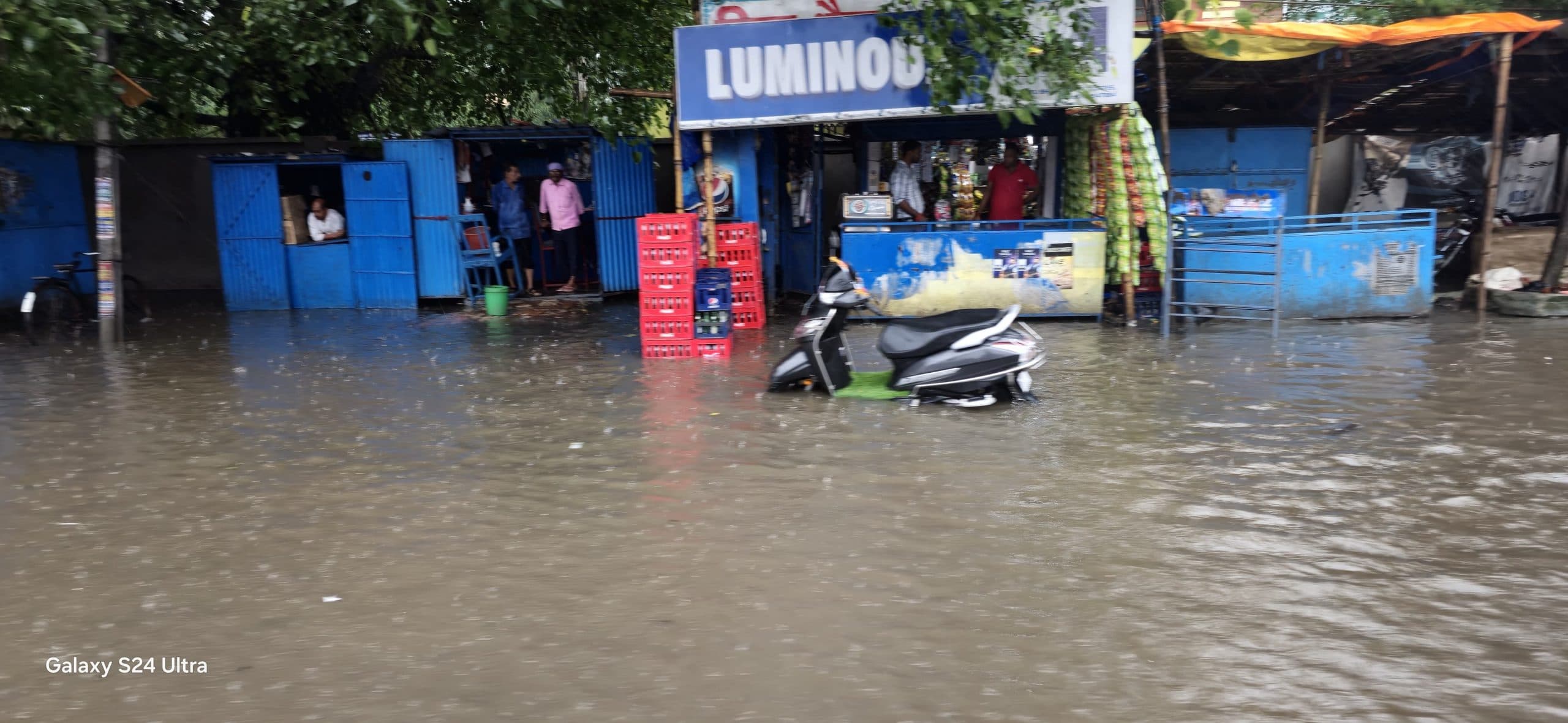 बारिश से शहर के कई इलाके जलमग्न, बिजली गुल