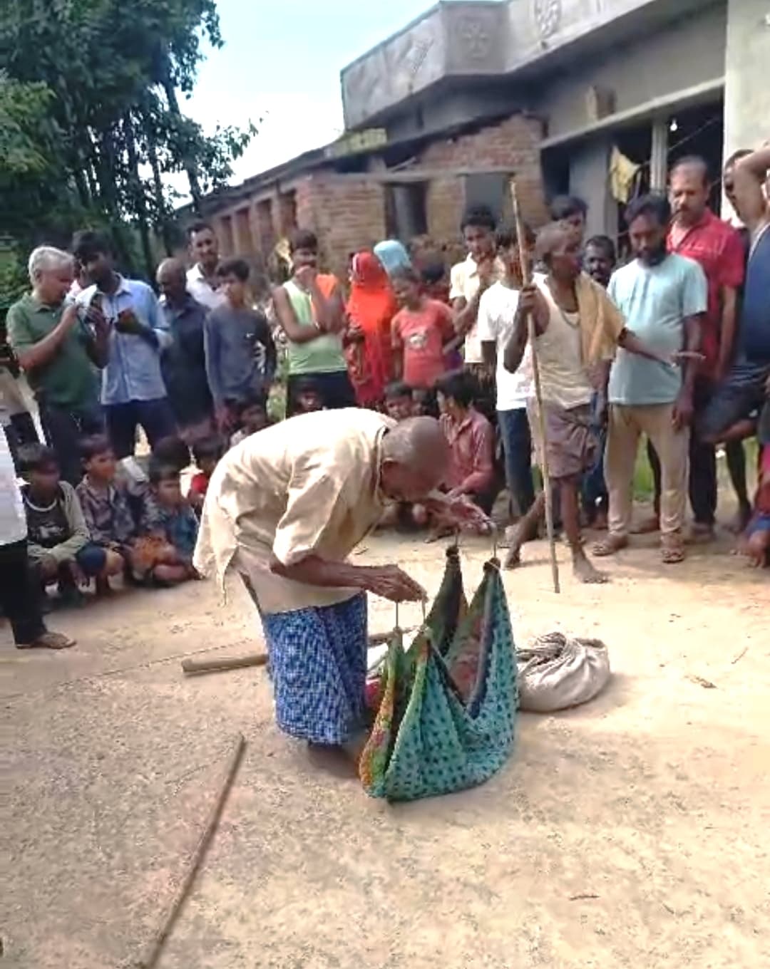 Aurangabad News : डहरू बिगहा व बेला गांवों के लोगों में बना कोबरा का डर