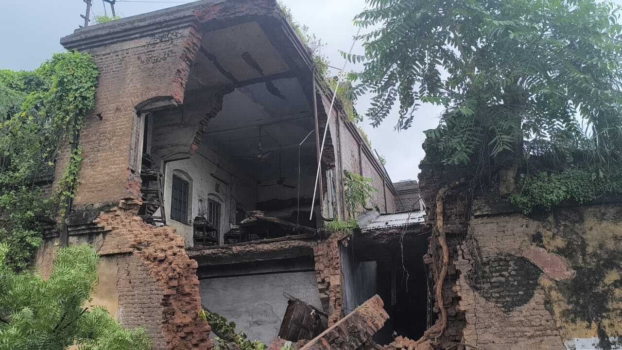 Giridih News: मूसलाधार बारिश से सीसीएल वर्कशॉप को दीवार धंसी