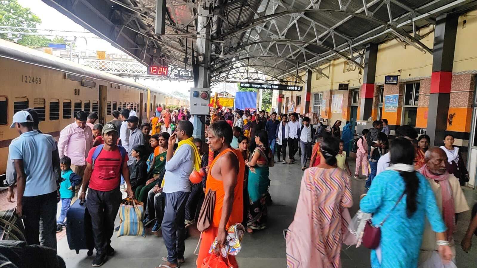 साढ़े नौ घंटे विलंब से पहुंची नई दिल्ली-भागलपुर फेस्टिवल स्पेशल