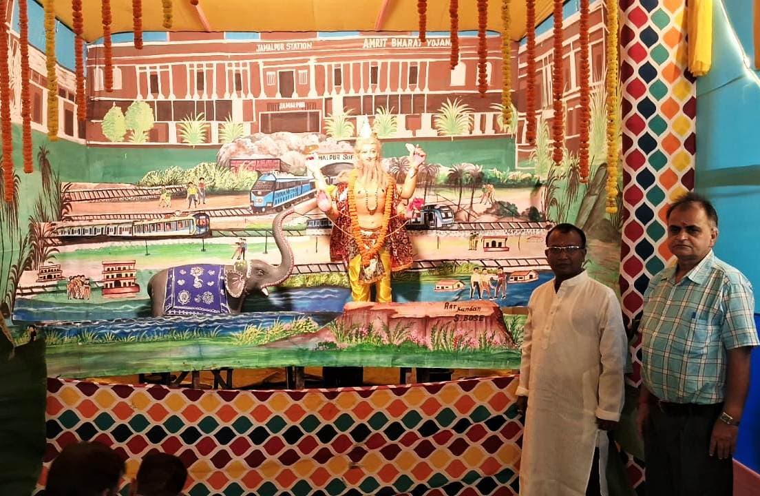 रेल इंजन कारखाना में हर्षोल्लास के साथ मनी विश्वकर्मा पूजा, लगी रही भीड़