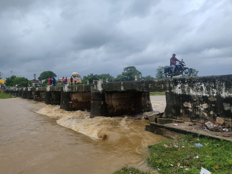 बरमसिया पुल का पाया हुआ कमजोर, नये पुल की उठी मांग