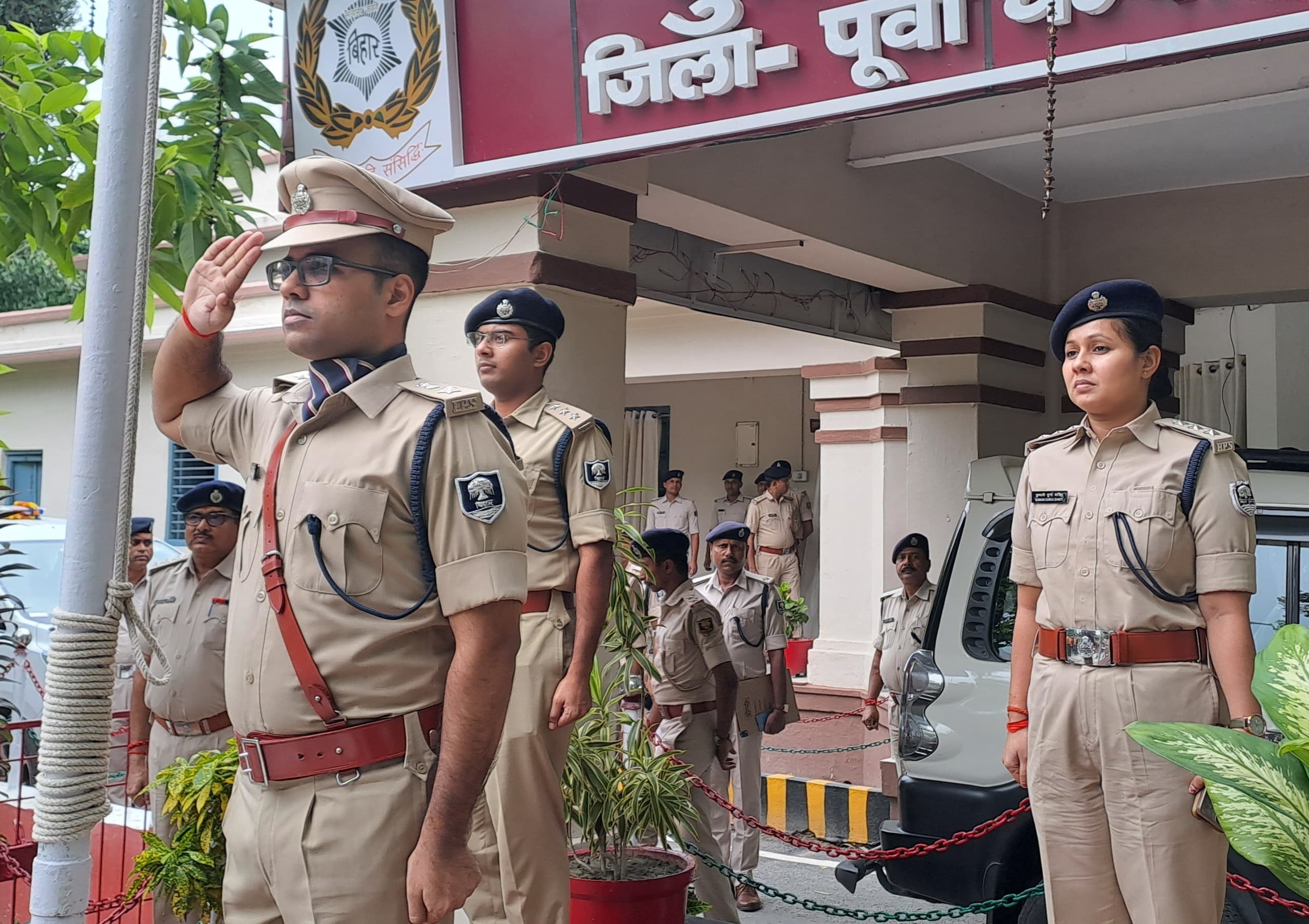 बेहतर काम पर पुलिस कर्मियों को रिवाॅर्ड: एसपी