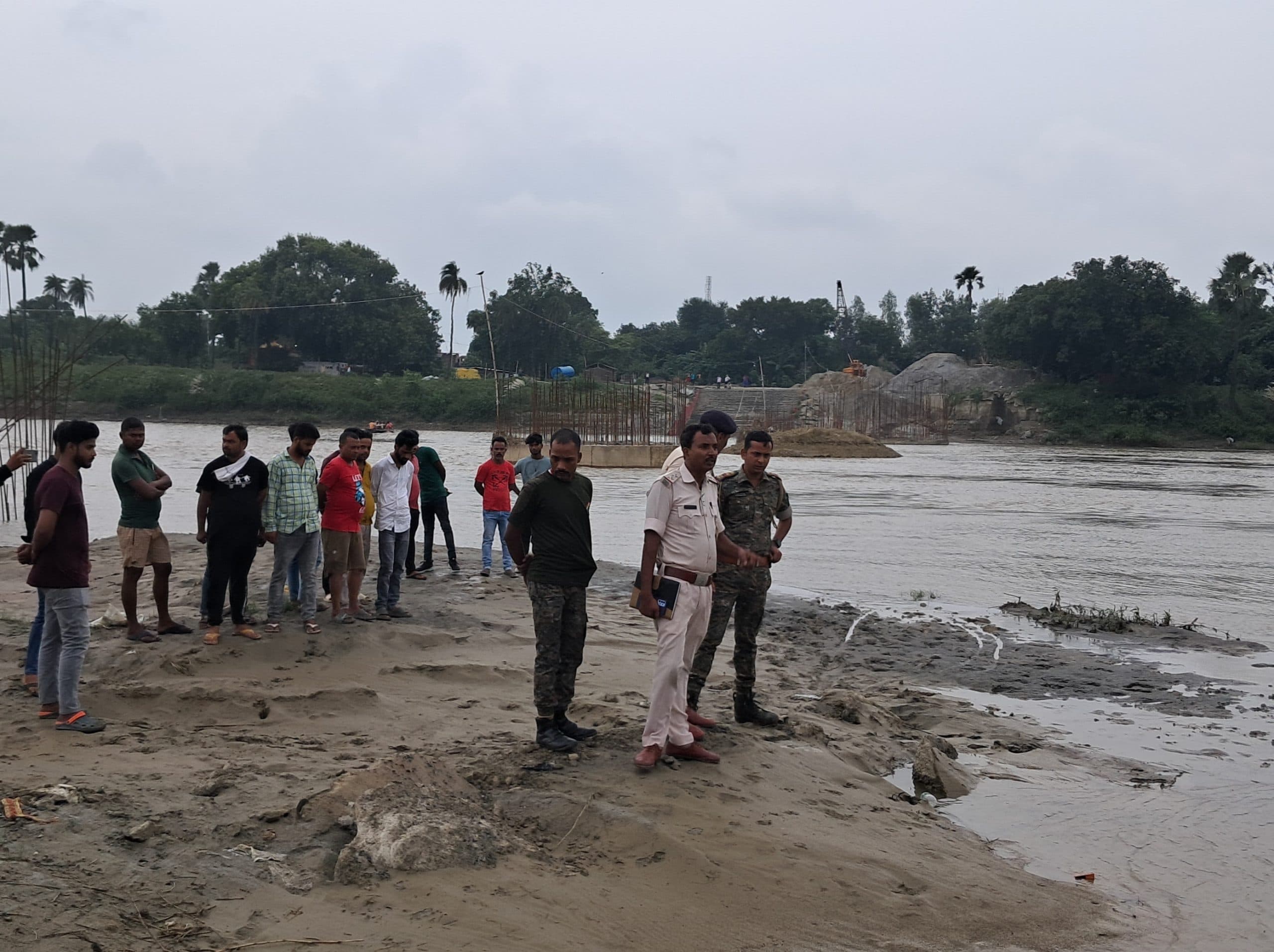 Dead body of girl student found:बूढ़ी गंडक नदी में उपलाता मिला छात्रा का शव, परिजनों ने जतायी हत्या की आशंका