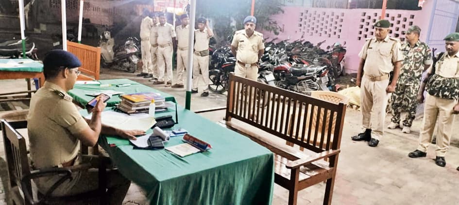 hajipur news. औचक निरीक्षण में गायब मिले एएसआइ व हवलदार को एसपी ने किया सस्पेंड